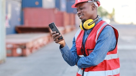 4 ways technology can improve deskless employee engagement.jpg