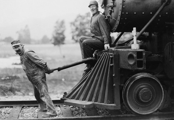 DDF5-1452508705_train_workers_shutterstock_.jpg